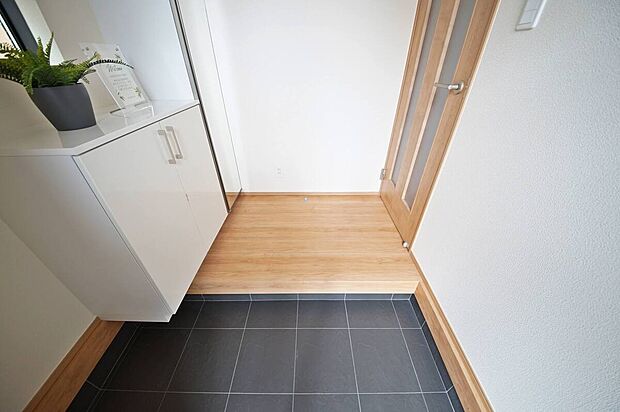 【A号棟 玄関】全身が映る鏡はお出かけ前の身だしなみチェックに便利ですね