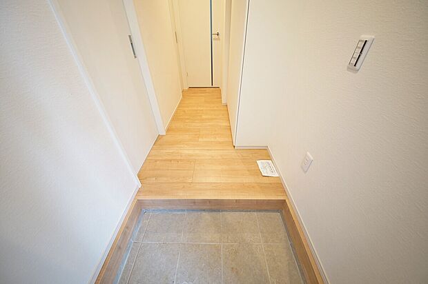 【玄関】トールタイプのシューズボックスに家族の靴を収納すれば玄関先はいつでもスッキリ
