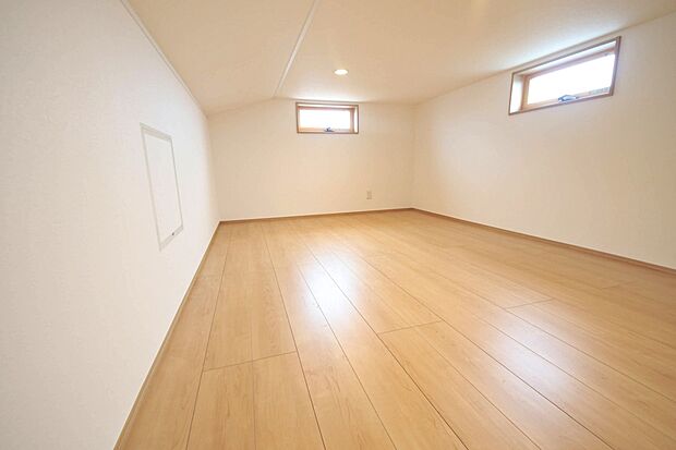 【収納】広さ約6.1帖の小屋裏収納、季節の家電や思い出の品物なども保管出来る便利なスペース