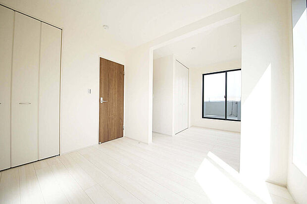 【洋室】全居室2面採光でお部屋が明るく、便利な全居室収納付