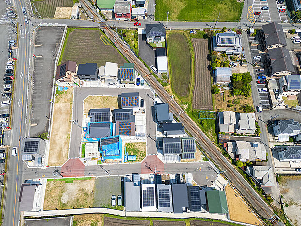 住宅地に企業や大学の研究所施設や各教育機関の集まるエリア。自然も豊かで公園なども多いため子育て世代も多く、あらゆる年代の人が生活しやすい街。山田川駅前には商業施設もあり、車でのアクセスも良好