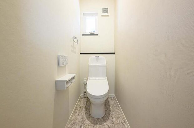 【【当社施工例　トイレ】】お手洗いはシャワートイレ完備！窓は換気や採光に役立ちます。