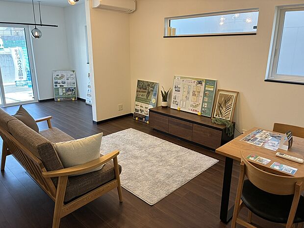 【【22号地/LDK】】窓から差し込む温かな陽光が、くつろぎのひと時を明るく演出します。