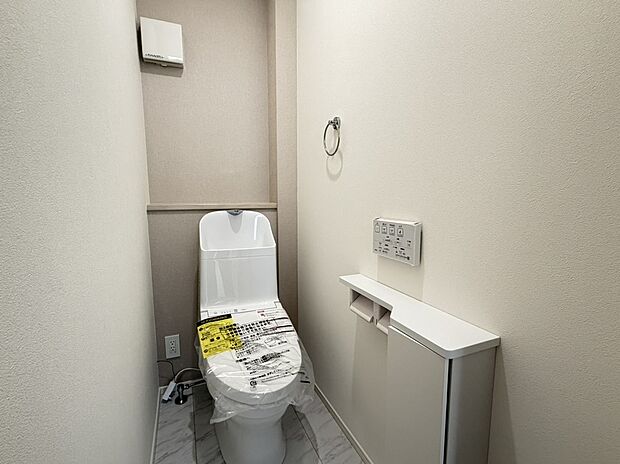 【【トイレ】】温水洗浄便座付トイレ。収納部分がありトイレ用品はすっきり片づけられます。