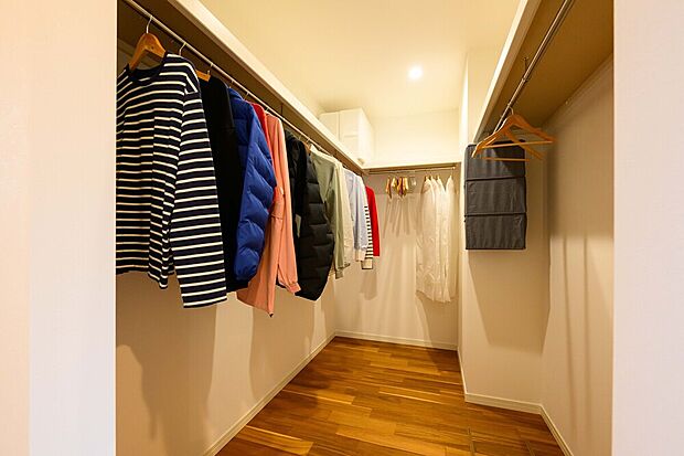 【【ウォークインクローゼット】】ゆとりある広さで大容量の収納スペースに!お洋服も見やすくすぐ欲しいものが手に取れて便利です!ご家族分の衣替えのお洋服なども収納してください!※画像はイメージです