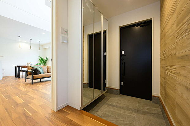 【【施工例】】清潔感のある落ち着いた雰囲気の玄関です。安らぎに満ちた空間がここから始まります。