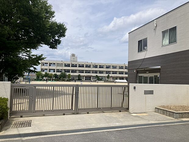 香芝市立三和小学校(約1,200m)