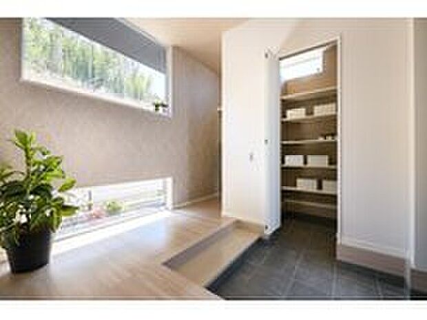 【【施工例/玄関】】内観の第一印象を左右する玄関は、安心感のある空間づくりを重視しています。広いシューズクロークで整頓され、余裕と優雅さを感じられるデザインです。