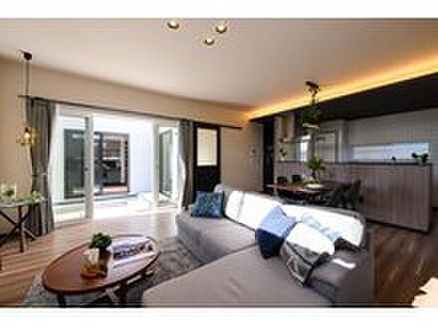 【【施工例/リビング】】広々としたリビングは、家事をしながら家族の様子も見守れ、快適で居心地の良い空間です。隣にはテラスがあり、自然を感じながらくつろげる憩いの場所です。