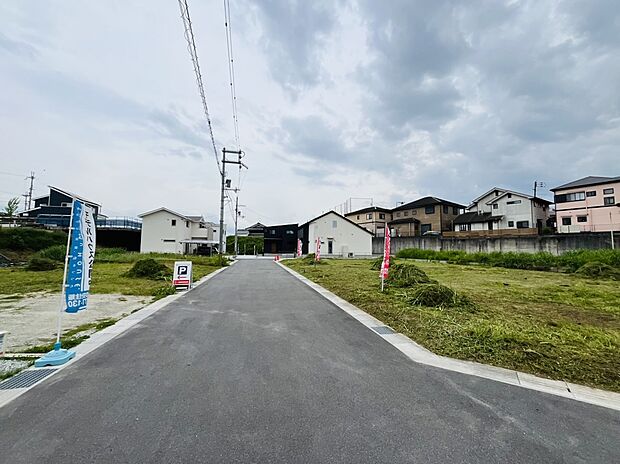 【【前面道路】】60坪超の広い敷地で家族のライフスタイルに合わせた間取りが叶います。