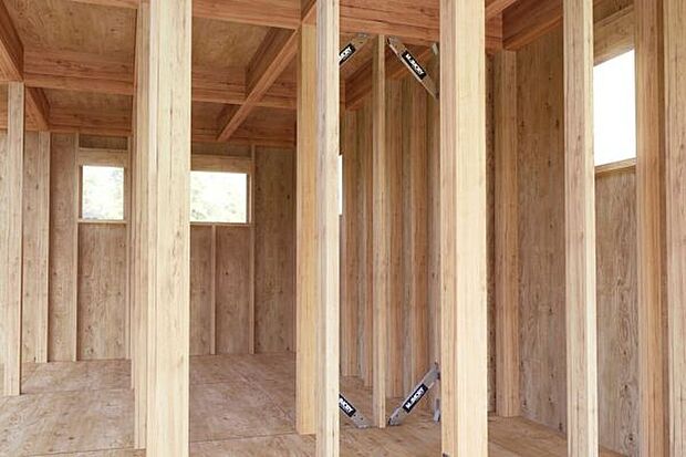 【【制震ダンパーMAMORY】】地震の揺れに応じて、MAMORYが作動。内部の特殊高減衰ゴムが地震の振動エネルギーを熱に変換して吸収し、建物の変形を抑えます。