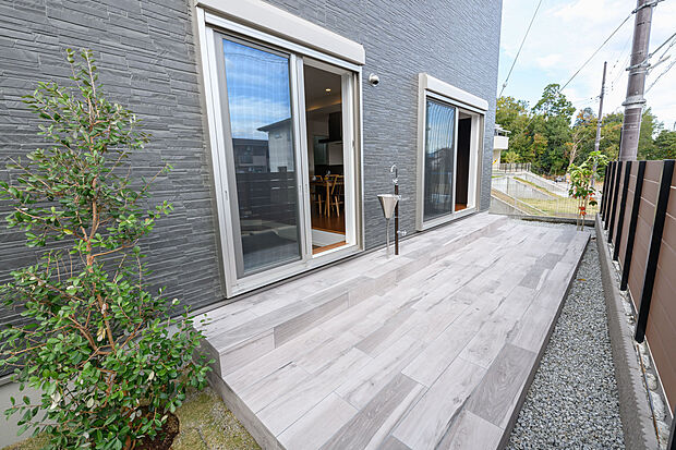 【【施工例/テラス】】休日には家族や友人とBBQやホームパーティを満喫できます。水道スペースがあるため、手洗いやペットの散歩後の洗い場としても便利です。