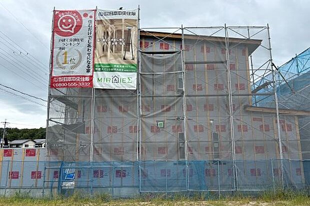 【【遮熱シート】】輻射熱を約80%反射する性能
アルミを特殊技術で蒸着させた特殊シートで輻射熱(赤外線)を反射して屋根裏を遮熱する、「透湿・遮熱シート」を採用。室内の湿度が外気温に左右されにくい、快適な住まいを実現します。