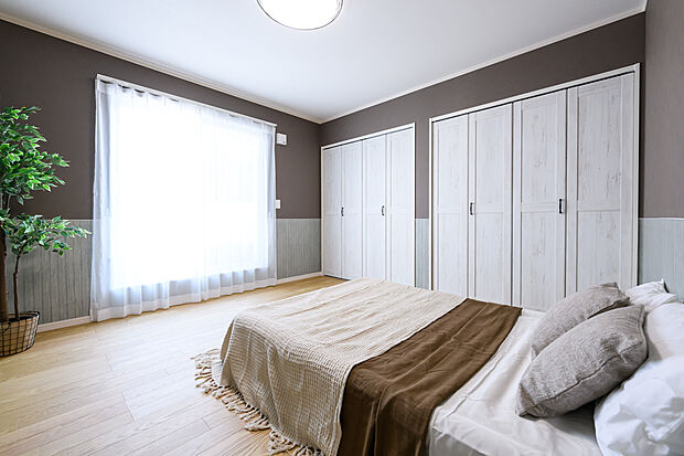【【施工例/主寝室】】アクセントクロスで高級感を演出し、朝日が差し込む爽やかな空間です。