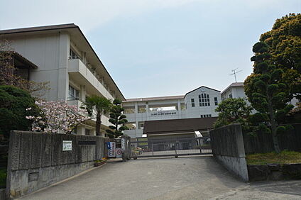 生駒市立緑ケ丘中学 1400m(徒歩18分)