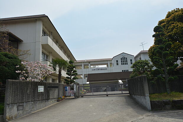 生駒市立緑ケ丘中学(約1,400m)