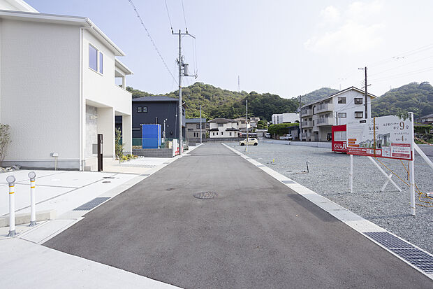【FreedomTown青山西】ゆとりある区画を活かし、自由設計で理想の住まいが叶う街。2方道路や角地へ、爽やかな風や陽光が届きます。駐車2台もご検討可能。周辺は住宅や田畑が広がる閑静な住環境です。