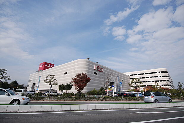 【暮らしの利便が整う立地】「ダイレックス 姫路飾磨店」まで徒歩約2分~3分で到着でき、大型商業施設「イオンモール姫路リバーシティー」まで徒歩約7分~8分。多彩な買い物施設が徒歩圏内に揃います。