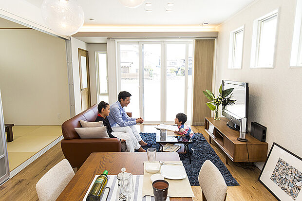 【当社施工例】大きな窓から明るい光と爽やかな風が入るLDKです。隣り合う和室を開放する広々とした空間になり、大勢お客様が来られても十分対応可能です。ご家族が団らんできるスペースを確保しました。