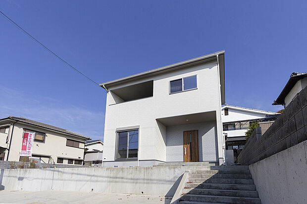 【KH飾磨区富士見ヶ丘】A号地モデルハウス《太陽光発電8.73kW×オール電化3LDK》完成済!LDKやバルコニー、主寝室が南道路に面し光や風を存分に取りこむ、心地良いおうち時間をご体感いただけます。