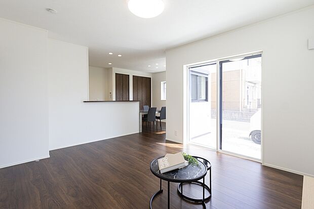 【【1階約17.9帖LDK/A号地モデルハウス】】大きな柱や壁を設けず一体感あるファミリースペース。リビングとダイニングをゾーニングしやすいL型の形状のため、開放感を保ちつつ食事・寛ぎの時間の切替がしやすく、メリハリある暮らしが叶います。