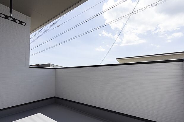 【【2階バルコニー/A号地モデルハウス】】奥行きをしっかりと確保することで家事の際に動きやすく、1日を通して明るい南向き。洗濯物が乾きやすく、各洋室を通らず気兼ねなく出入りができる、家事の心強い味方です。