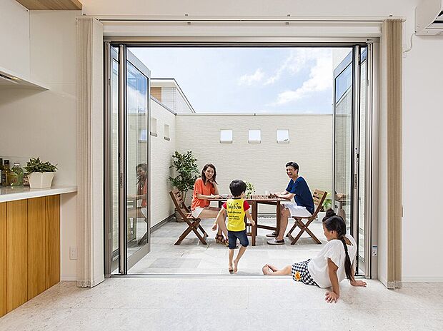 【【当社施工例】】ダイナミックな窓を開けるとそこにはプライベートバルコニーが広がります。第二のリビングとしてバルコニーと一続きの寛ぎの場を持てるのは2階リビングならでは。空も近くに感じられます。