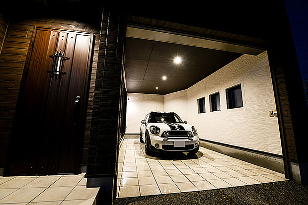 【【当社施工例】】ビルドインガレージは大切なお車を雨や風から守ってくれます。小窓や照明を付けており、ガレージ内での作業にも便利。雨の日のお子様の外遊びのスペースとしても活用可能です。