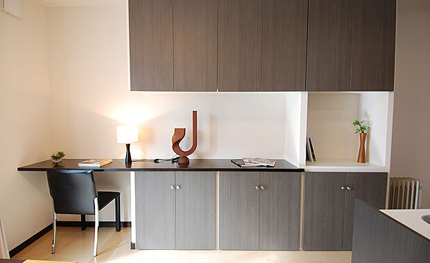 【【当社施工例】】収納の延長に一人用のカウンターデスクを備えました。在宅ワークやお子様の勉強スペース、パソコンでレシピを調べたりなどご家族共有でマルチにお使いいただけます。