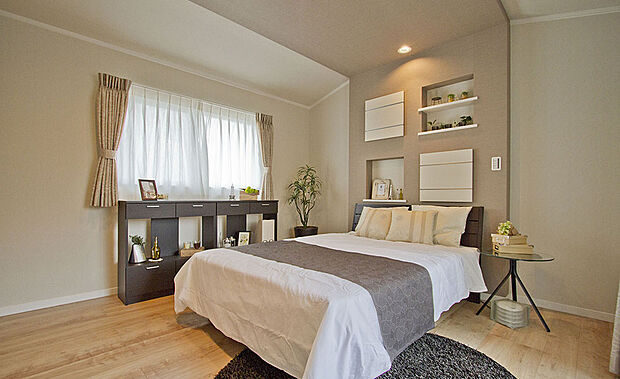 【【当社施工例】】淡い色合いのアクセントクロスを設けた、優しい印象の洋室です。フローリングの木の優しい色合いと調和して、落ち着ける空間を演出します。飽きがこずリラックスして長時間過ごすことができます。