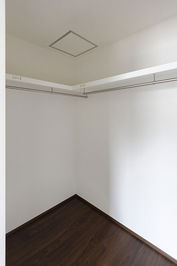 【【2階約7.8帖主寝室/D号地モデルハウス】】主寝室内のWICはハンガーパイプや枕棚を備え、バルコニーで乾いた洗濯物を畳まずハンガー掛けのまま収納可能。収納状態を確認しやすく、着替えまで済ませることができる広さです。