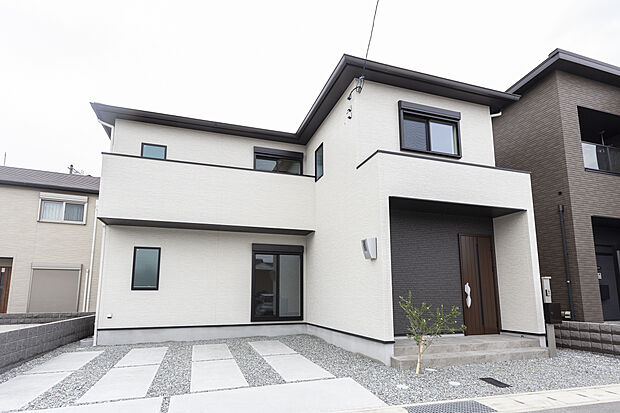 【【外観/C号地モデルハウス】】採光面の広い横長形状のバルコニーやLDKに、南窓から陽光や風が舞い込む心地よい住空間。ホール収納やリビング収納、パントリーなどの収納が随所に。駐車スペースは入出庫がしやすい並列2台分です。