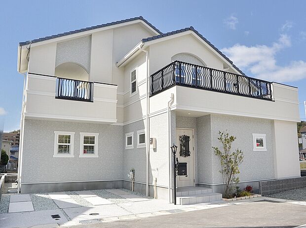 【【当社施工例】】まるで外国の街並みを見ているかのように三角屋根と青空がマッチする洋風デザインの外観です。ところどころに配した曲線デザインがアクセントとなり、やわらかな印象をもたらします。