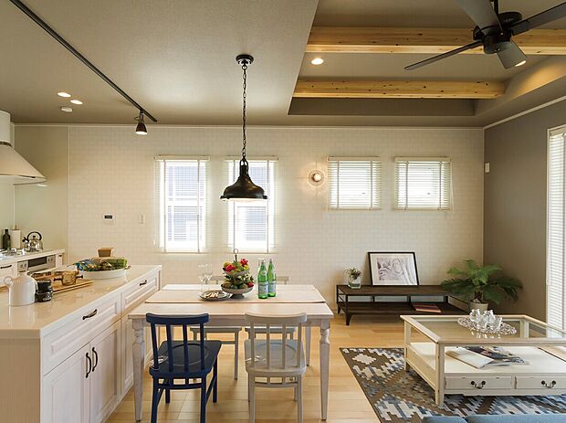 【【当社施工例】】アクセントクロスや化粧梁を効果的に使用したLDK。ワークカウンターのまわりをぐるっと行き来でき、17.5帖の広さ以上にゆったりと感じられます。3方向から日差しが入る明るいリビングです。