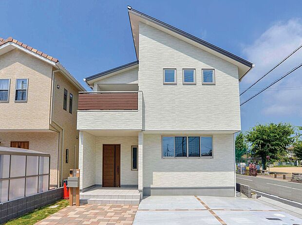 【【当社施工例】】外から見ても吹抜けの勾配天井の高さが良くわかる外観デザインです。デザインと採光の両方を考え抜いた窓がアクセントとなり、外観に表情を与えています。駐車スペースやアプローチの綺麗な外構も見所です。