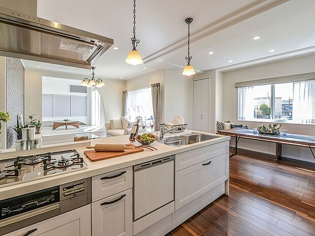 【【当社施工例】】周囲をぐるっと回れるアイランドキッチンは、作業スペースが広く快適です。白の木目と黒の取っ手がかわいらしいフレンチカントリー風のキッチンが室内にマッチし、お気に入りの世界を実現できます。