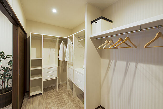 【【当社施工例】】鞄や洋服がスッキリと収納できるWIC。大容量の収納は衣替えをする必要がないほど、お荷物を収納できます。必要なものやコーディネートを一覧して確認でき、身支度や準備が短時間で済みます。