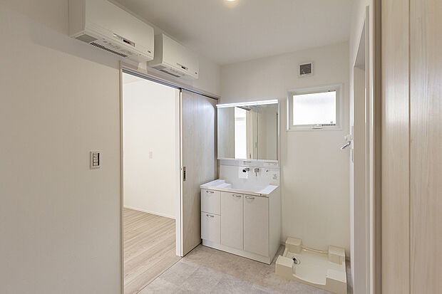 【【1階洗面室/A号地モデルハウス】】玄関~キッチンへの動線上に水回りを配置。帰宅時にすぐ手洗いができて衛生的です。キッチンで調理中でも洗濯機のアラームなどが聞き取りやすく、家事のマルチタスクも捗ります。