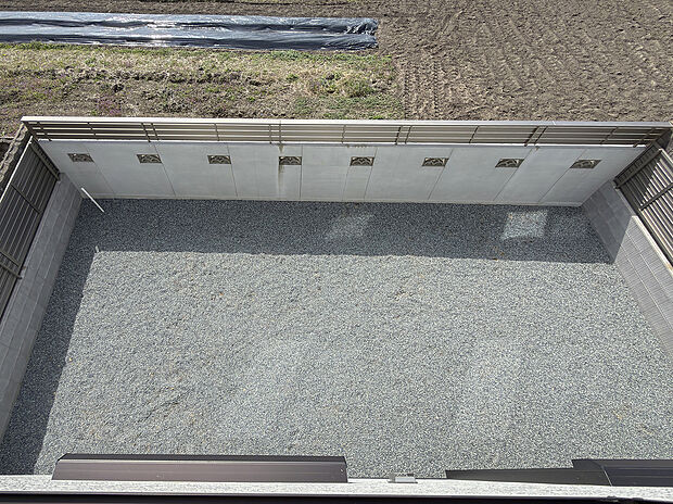 【【2階から庭への眺望/A号地モデルハウス】】庭スペースは往来に面しておらず、喧騒が気になりにくい配置。ウォールで囲うことで、プライバシーにも配慮しています。周辺は住宅や田畑が広がり、落ち着いた住環境です。