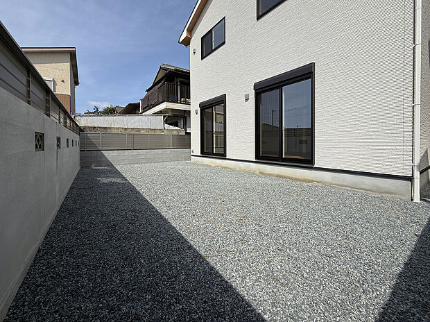 【【庭/A号地モデルハウス】】奥行約4.5m×幅約9m以上あり、テーブルや外部テントなどを置いても余裕がある広さです。ガーデニングやプール遊び、BBQやおうちキャンプなど、アウトドアも存分に楽しめます。