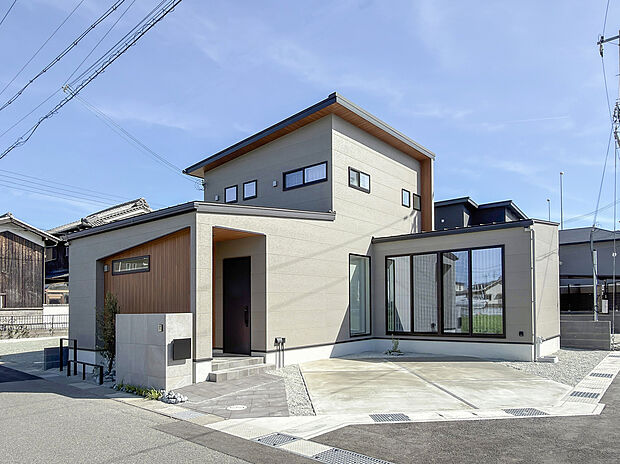 【【外観/H号地モデルハウス】】1階に広々LDKと主寝室、ランドリールームを設けた、平屋のように暮らすことのできる邸。駐車2台可能です(車種による)。開放感ある角地で、前面道路幅員は約6mのゆとりがありお車の入出庫もスムーズです。