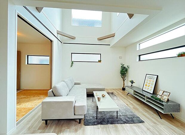 【弊社施工例写真／リビング】
吹き抜けから優しい陽射しが入る、明るく開放的なゆとりのあるリビング空間。
※画像にはオプション商品も含まれております。