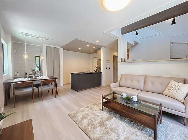 【弊社施工例写真／リビング】
どこにいても家族の気配を感じられる、心地よいLDK。
※画像にはオプション商品も含まれております。