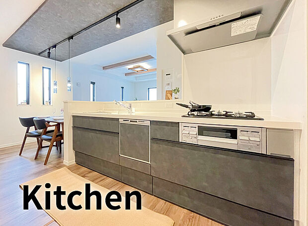 【【システムキッチン】】シンプルなデザインでお手入れしやすいシームレスフォルムのシンクです。
食洗機付きなので洗い物の手間が省けます。
カートリッジの交換も簡単な浄水器一体型水栓。
キッチンパネル20色×シンクカラー2色からセレクトできるシステムキッチン。
吊戸棚はキッチン上部に開放感がある、背面設置パターンもあります。