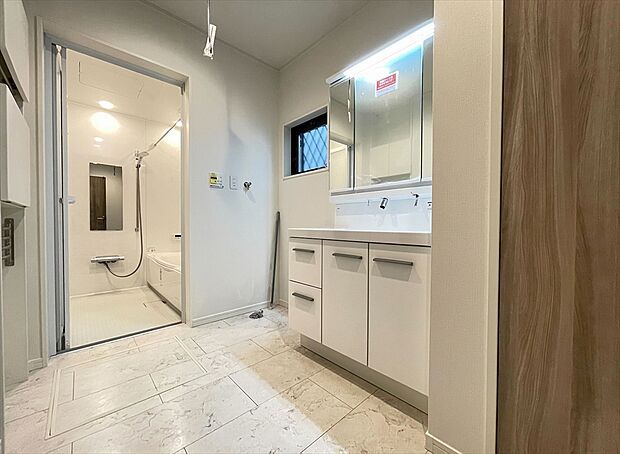 【【弊社施工例写真／洗面脱衣所】】すべての工程を自社で完結する自社一貫スタイルのマイタウン　トラストステージ。
ご家族それぞれの夢が叶う素敵なフリープランです。
※画像にはオプション商品も含まれております。