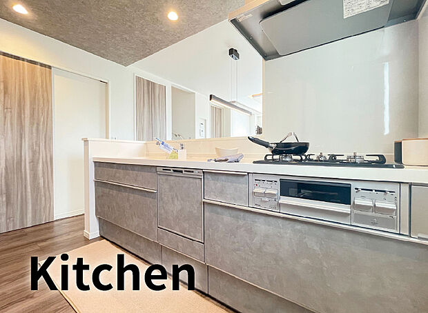 【キッチン】浄水器一体型水栓付きのシステムキッチン。毎日の家事をサポートし、負担を軽減する便利な食洗機付きです。