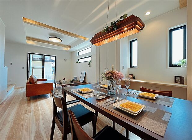 【【施工例写真／リビング】】どこにいても家族の気配を感じられる、心地よいLDK。
※画像にはオプション商品も含まれております。