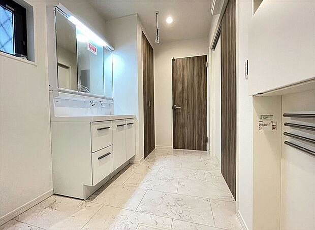 【【施工例写真／洗面脱衣所】】身動きがとりやすい広々としたランドリールームは育児にも便利です。
※画像にはオプション商品が含まれております。