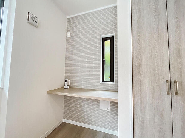 【【施工例写真／スタディカウンター】】スタディカウンターで、家族それぞれの作業スペースを確保。
※画像にはオプション商品も含まれております。