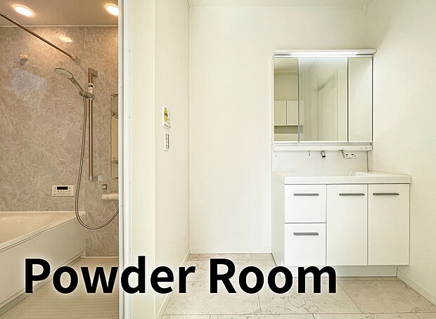 【洗面所】バックガードと洗面ボウルが一体型となった900Wの大型洗面化粧台。左右のカウンターは身だしなみ道具の仮置きスペースにぴったりです！キレイアップ水栓で水がたまりにくいので、拭き掃除の手間がほとんどございません。